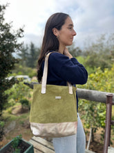 Cargar imagen en el visor de la galería, Cartera Alma verde oro