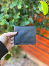 Cargar imagen en el visor de la galería, Billetera rústica negra
