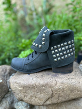 Cargar imagen en el visor de la galería, Botín militar tachas gris