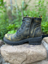 Cargar imagen en el visor de la galería, Botín militar negro amarillo gastado