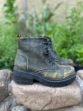 Cargar imagen en el visor de la galería, Botín militar negro amarillo gastado
