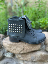 Cargar imagen en el visor de la galería, Botín militar tachas gris