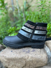 Cargar imagen en el visor de la galería, Botín con faldón negro