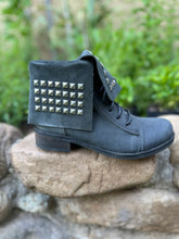 Cargar imagen en el visor de la galería, Botín militar tachas gris