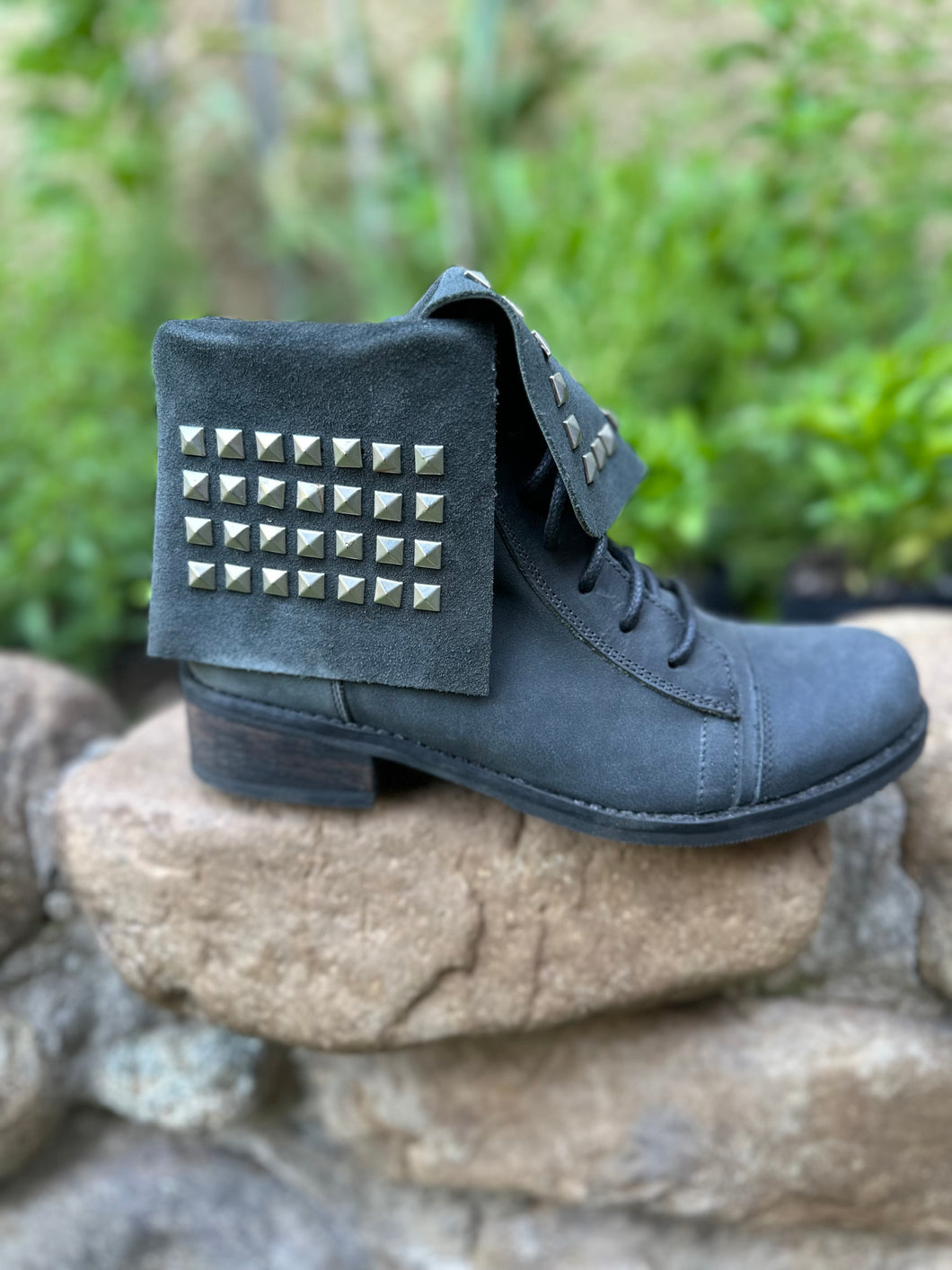 Botín militar tachas gris