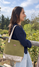 Cargar imagen en el visor de la galería, Cartera Alma verde oro
