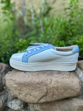 Cargar imagen en el visor de la galería, Zapatilla blanca estrella celeste