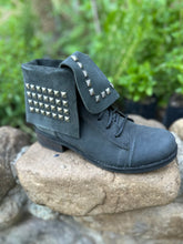Cargar imagen en el visor de la galería, Botín militar tachas gris
