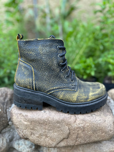 Botín militar negro amarillo gastado