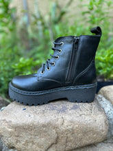 Cargar imagen en el visor de la galería, Botín militar corto